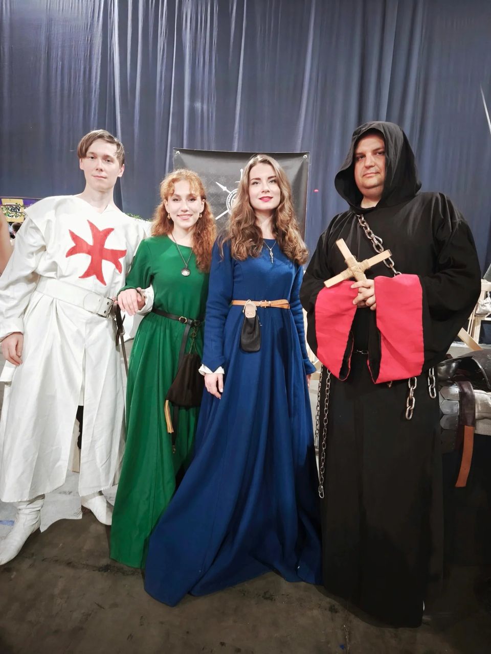 Учасники клубу в середньовічних сукнях і костюмі хрестоносця на FANCON