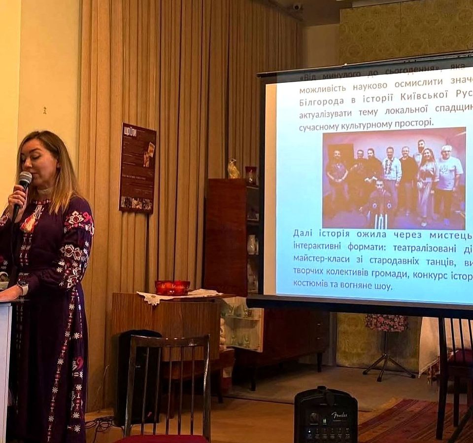 Доповідачка Ольга Богомолець у вишиванці представляє історичний фестиваль на конференції у Білогородці